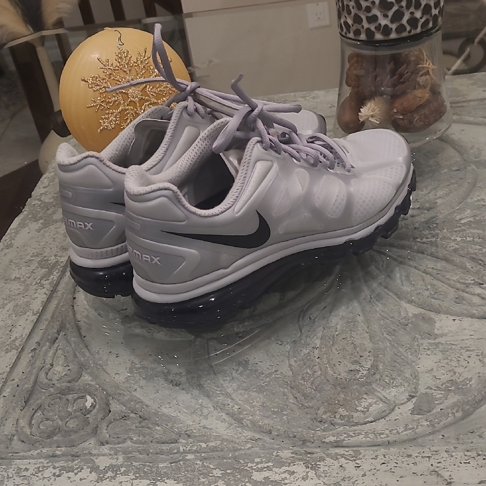 Nike Air Max 2012 Metalic Silver And Black Athletic Shoes Like New 9.0